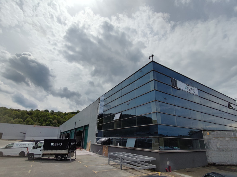 Gente de Leiho realizando mantenimiento en oficina con cristalera exterior