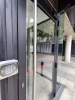 Resultado de la instalación de vidrio en la puerta exterior.